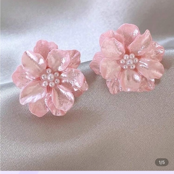 Jewelry - Charming Pink Flower Earrings